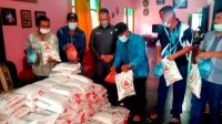 Kompol Jhon H Rakutta Sitepu menyalurkan bantuan sembako kepada masyarakat Desa Beganding, Kecamatan Simpang Empat, Kabupaten Karo, Sumatera Utara. (Foto: Istimewa)