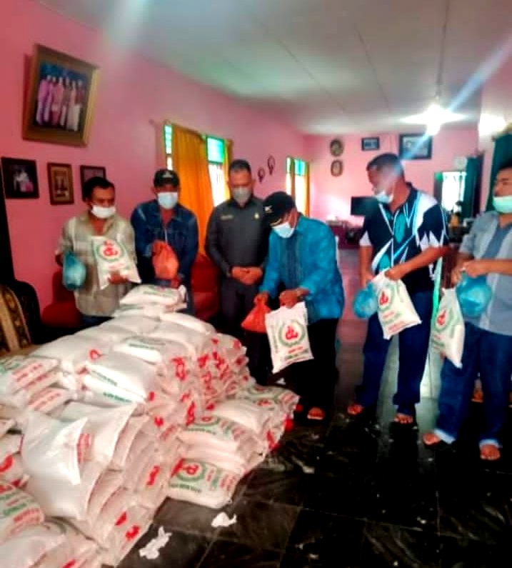 Kompol Jhon H Rakutta Sitepu menyalurkan bantuan sembako kepada masyarakat Desa Beganding, Kecamatan Simpang Empat, Kabupaten Karo, Sumatera Utara. (Foto: Istimewa)
