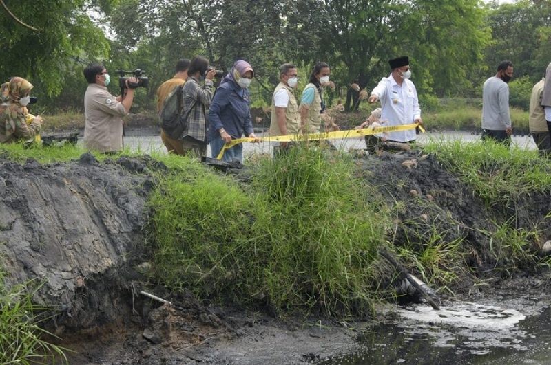 Wakil Gubernur Jawa Barat Uu Ruzhanul Ulum melakukan inspeksi pembuangan limbah pabrik tepung tapioka dan pemanis di Sungai Cilamaya, Desa Tegalwaru, Kecamatan Cilamaya Wetan, Kabupaten Karawang. (Foto: Hms Jabar)
