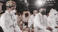 Kepala Dinas Pendidikan Jawa Barat Dedi Supandi (kedua dari kanan) menghadiri acara "Dzikir Akbar Milenial Pembukaan Kompetisi Monolog Dakwah Kreatif Milenial" di Masjid Agung Sang Cipta Rasa Cirebon. (Foto: Disdik Jabar)