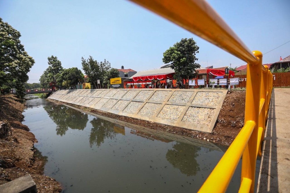 Pemerintah Kota (Pemkot) Bandung berkolaborasi dengan Balai Besar Wilayah Sungai (BBWS) Citarum dan Sektor 22 Satgas Citarum Harum untuk penataan bantaran Sungai Cipamokolan.