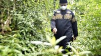 Wagub Jabar Uu Ruzhanul Ulum meninjau lokasi pembangunan Jembatan Benteng – Manonjaya (Betmen) di Kecamatan Manonjaya, Kabupaten Tasikmalaya. (Foto: Hms Jabar)