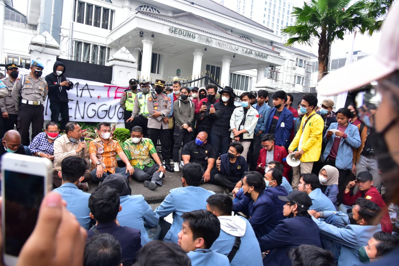 Ketua Komisi V DPRD Jawa Barat H Abdul Harris Bobihoe, Sekretaris Komisi I H Sadar Muslihat SH, Anggota Komisi I Raden Tedi ST, dan Anggota Komisi IV Drs H Daddy Rohanady menerima aspirasi dari BEMSI terkait "EVALUASI 2 TAHUN KABINET INDONESIA MAJU/MUNDUR" di depan Gedung DPRD Provinsi Jawa Barat, Kota Bandung, Kamis, (21/10/2021). (Foto: Hms DPRD Jabar)