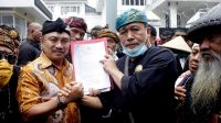 Ketua Komisi V DPRD Provinsi Jawa Barat Abdul Harris Bobihoe menerima secara langsung aspirasi dari Majelis Adat Sunda dan Aliansi Komunitas Budaya Jabar di depan Gedung DPRD Jabar, Kamis (21/10/2021). (FOTO : GHIA-YOGGI/HUMAS DPRD JABAR).