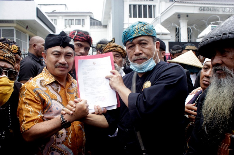 Ketua Komisi V DPRD Provinsi Jawa Barat Abdul Harris Bobihoe menerima secara langsung aspirasi dari Majelis Adat Sunda dan Aliansi Komunitas Budaya Jabar di depan Gedung DPRD Jabar, Kamis (21/10/2021). (FOTO : GHIA-YOGGI/HUMAS DPRD JABAR).