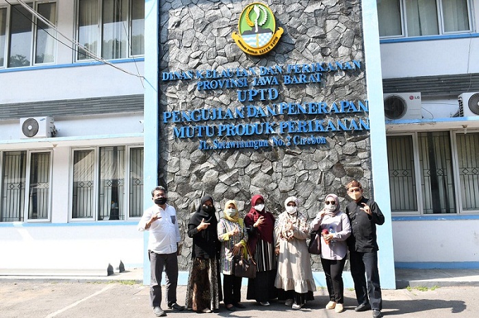 Pimpinan dan Anggota Komisi II DPRD Provinsi Jawa Barat melaksanakan rapat evaluasi program dan kegiatan APBD Tahun 2021 dan rencana APBD Tahun 2022 di UPTD Pengujian dan Penerapan Mutu Produk Perikanan, Kota Cirebon, Kamis (21/10/2021). (Foto : Rudi / Humas DPRD Jabar)