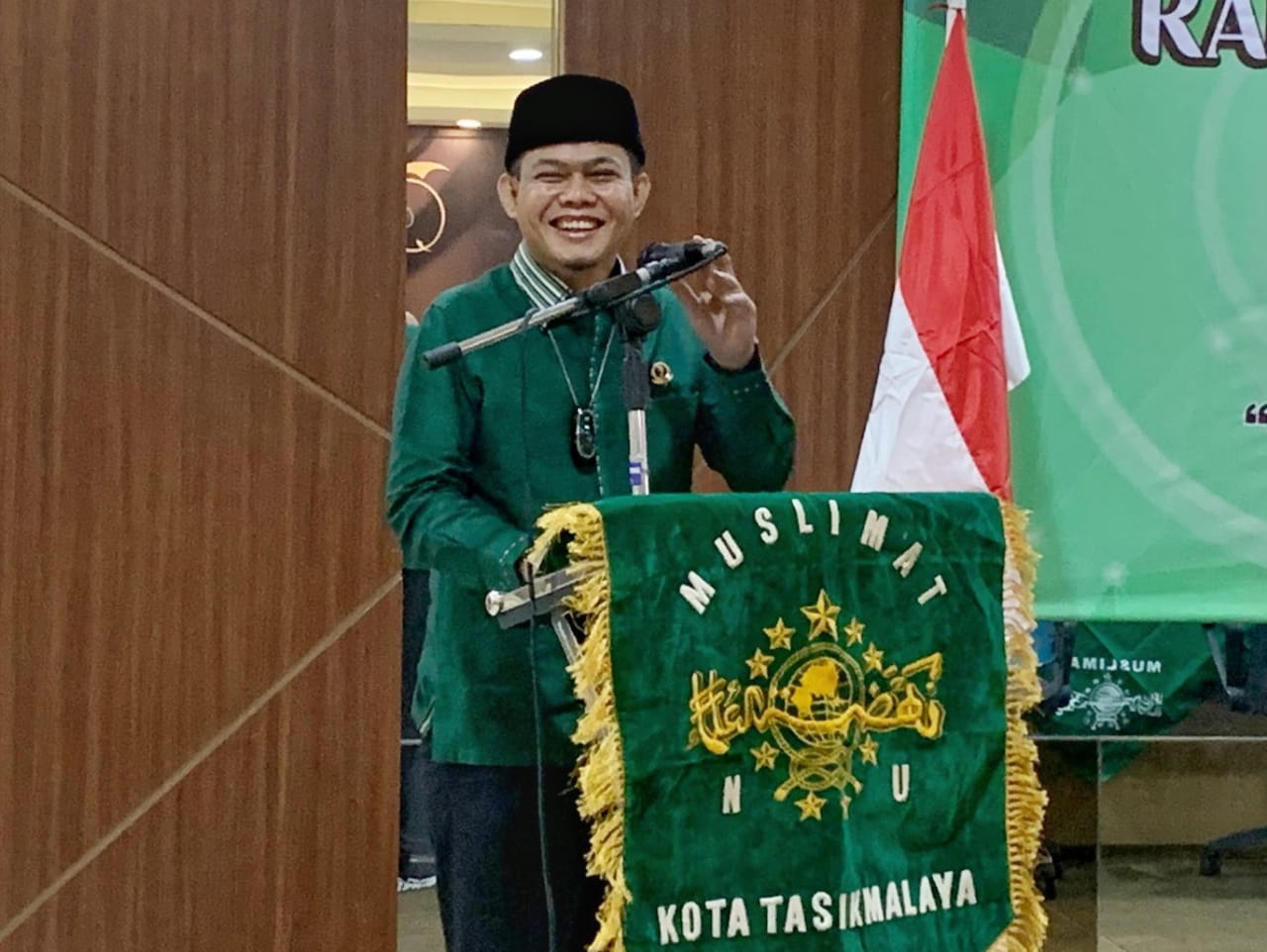 Wakil Ketua DPRD Provinsi Jawa Barat H Oleh Soleh mengahadiri sekaligus membuka secara langsung Rapat Kerja Pimpinan Cabang Muslimat NU Kota Tasikmalaya yang bertempat di City Hotel Kota Tasikmalaya, Minggu (7/11/2021). (Foto: Hms DPRD Jabar)