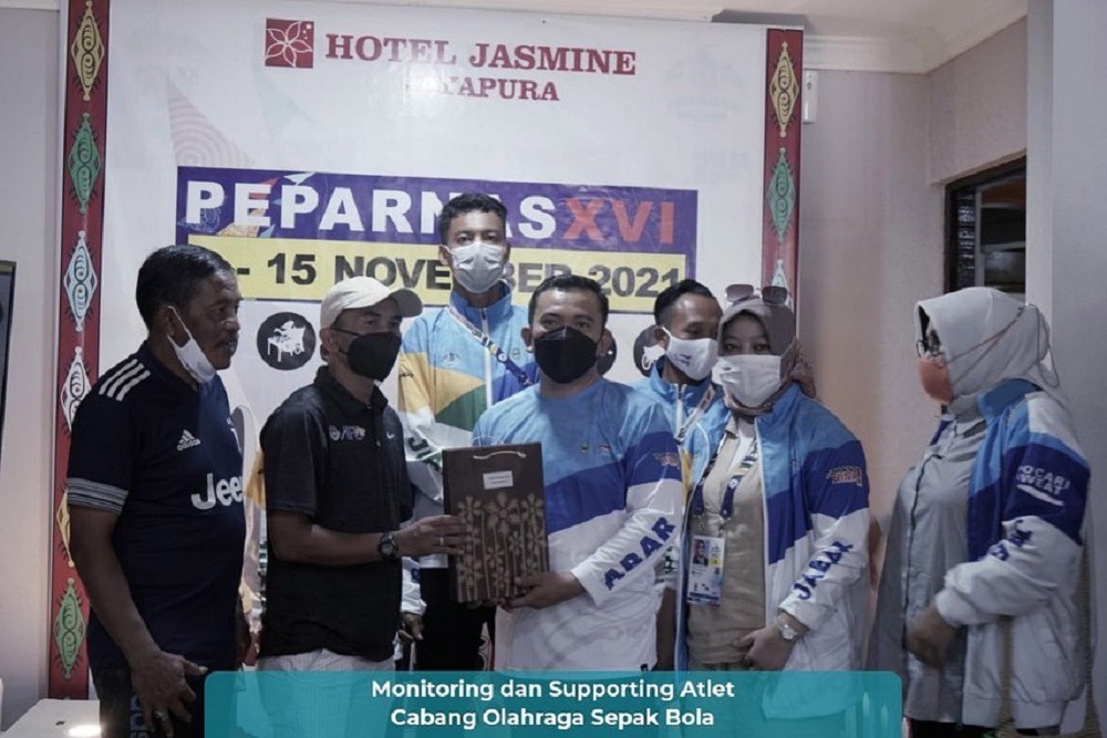 Kepala Dinas Pendidikan Jawa Barat selaku Chef de Mission Peparnas XVI Dedi Supandi memberikan dukungan dan semangat kepada para atlet yang tengah berlaga pada Pekan Paralimpik Nasional (Peparnas) XVI/2021 Papua. (Foto: Disdik Jabar)