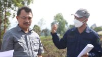 0911 bdg - Kampung Pencaksilat 2 Ketua Komisi V DPRD Jawa Barat Abdul Haris Bobihoe meninjau rencana pembangunan Gedung Pencak Silat di Kiarapayung, Kabupaten Sumedang. (Foto :Rizky / Humas DPRD Jabar)