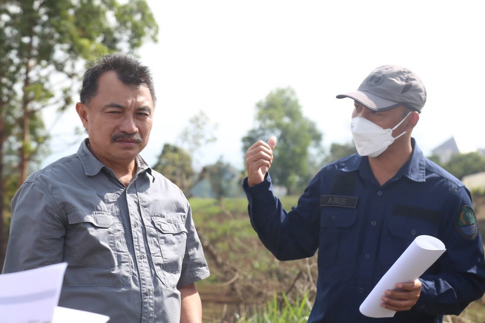 Ketua Komisi V DPRD Jawa Barat Abdul Haris Bobihoe meninjau rencana pembangunan Gedung Pencak Silat di Kiarapayung, Kabupaten Sumedang. (Foto :Rizky / Humas DPRD Jabar)