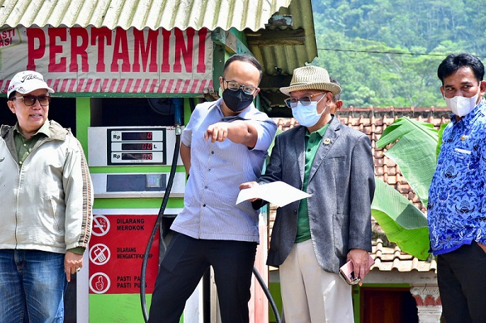 Komisi IV DPRD Jawa Barat meninjau Peningkatan Jalan Rajamandala - Cipeundeuy – Cikalongwetan di Kabupaten Bandung Barat, Rabu (10/11/2021). (Foto : Farhat & Reza / Humas DPRD Jabar)