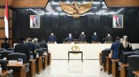 Pimpinan dan Anggota DPRD Provinsi Jawa Barat melaksanakan Rapat Paripurna dengan agenda Penandatanganan Nota Kesepakatan Bersama Antara Kepala Daerah dan DPRD Terhadap KUA dan PPAS Provinsi Jawa Barat Tahun Anggaran 2022, bertempat di Ruang Rapat Paripurna, Gedung DPRD Provinsi Jawa Barat, Kota Bandung, Rabu (10/11/2021). (Foto: Humas DPRD Jabar)