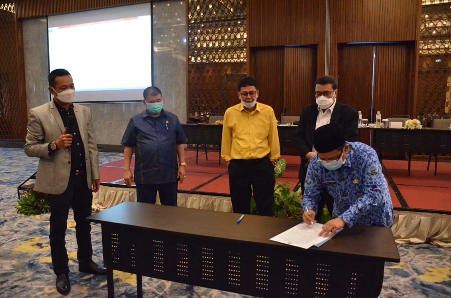 Rapat kerja Pimpinan dan Anggota Komisi III DPRD Provinsi Jawa Barat dengan Bapenda Jabar dan seluruh Pusat Pengelolaan Pendapatan Daerah (P3D) Kabupaten dan Kota se-Jawa Barat di Mason Pine Hotel, Kabupaten Bandung Barat, Rabu (10/11/2021). (Foto:Ihsan/Adi/Arnis)