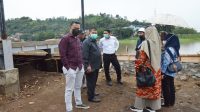 Pimpinan dan Anggota Komisi III DPRD Jawa Barat meninjau Situ Ciburuy di Kabupaten Bandung Barat, Kamis (11/11/2021). (Foto: Humas DPRD Jabar)