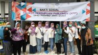 Kaukus Perempuan Parlemen (KPP) DPRD Provinsi Jawa Barat memberikan bantuan berupa sembako, obat-obatan, dan lainnya kepada korban bencana banjir bandang di area PTPN VIII di Dusun Papandayan, Desa Neglawangi, Kecamatan Kertasari, Kabupaten Bandung, Senin (12/11/2021). (Foto: Humas DPRD Jabar)
