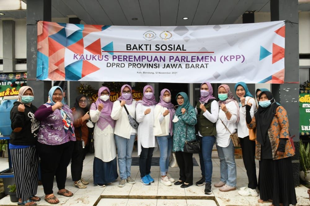 Kaukus Perempuan Parlemen (KPP) DPRD Provinsi Jawa Barat memberikan bantuan berupa sembako, obat-obatan, dan lainnya kepada korban bencana banjir bandang di area PTPN VIII di Dusun Papandayan, Desa Neglawangi, Kecamatan Kertasari, Kabupaten Bandung, Senin (12/11/2021). (Foto: Humas DPRD Jabar)