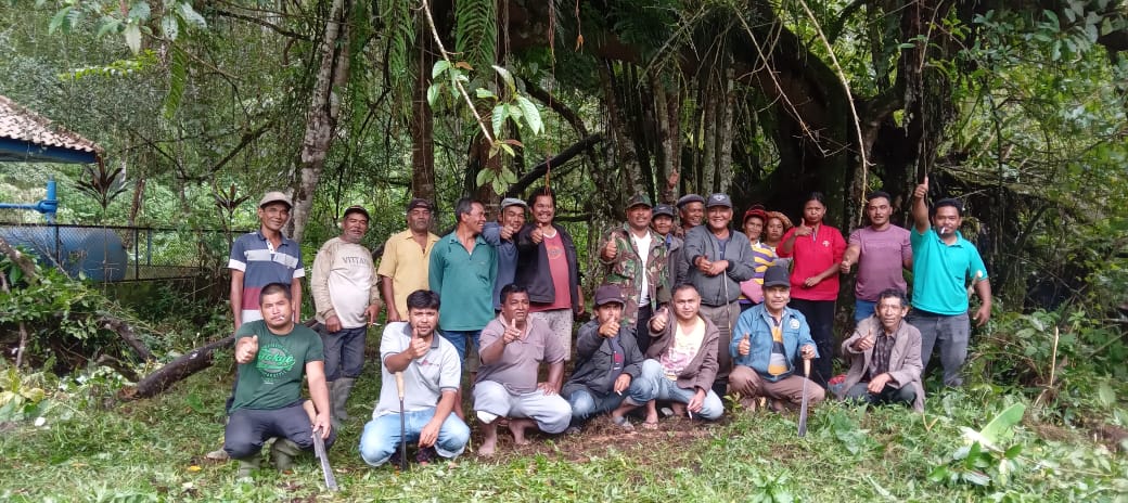Masyarakat Desa Ajijulu secara bergotong royong membersihkan lingkungan alam di sekitar Mata Air Lau Melas di Desa Ajijulu, Kecamatan Tiga Panah, Kabupaten Karo, Sumatera Utara. (Foto: Tekwasi)