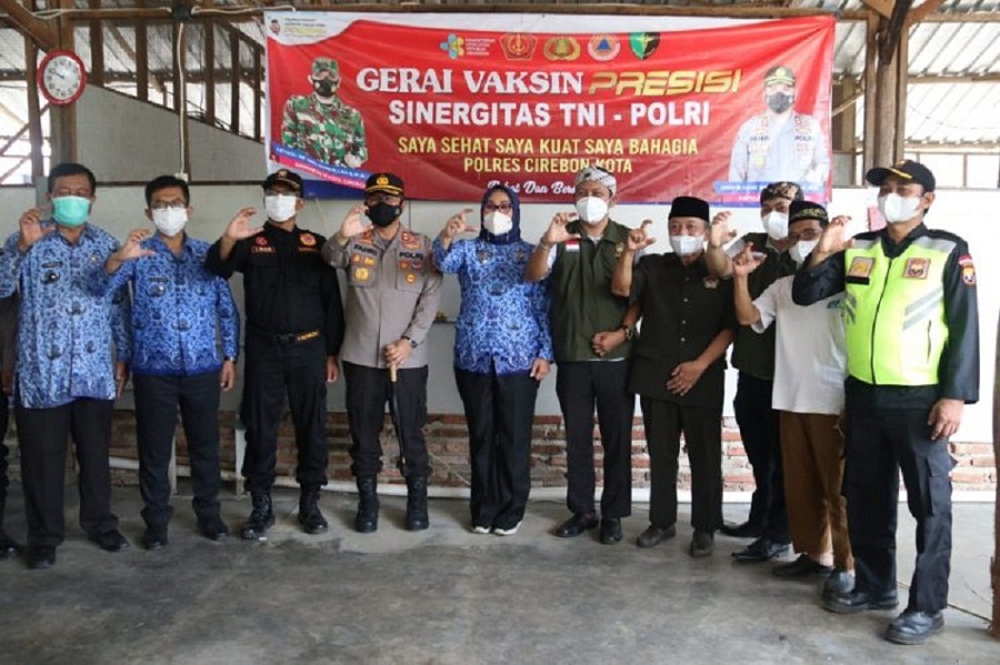 Wakil Wali Kota Cirebon Dra Hj Eti Herawati menghadiri vaksinasi Covid-19 di Sekretariat LDII Kota Cirebon. (Foto: Hms Kota Cirebon)