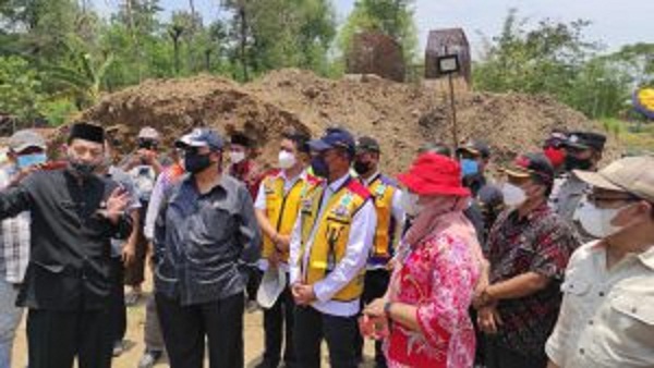 Bupati Indramayu Nina Agustina Da’i Bachtiar bersama Anggota DPR RI Komisi V Daerah Pemilihan (Dapil) Jawa Barat Dedi Wahidi serta Kepala Balai Besar Pelaksanaan Jalan Nasional DKI-Jakarta Wilan meninjau sejumlah proyek infrastruktur di wilayah Kabupaten Indramayu (Foto: Diskominfo Indramayu)