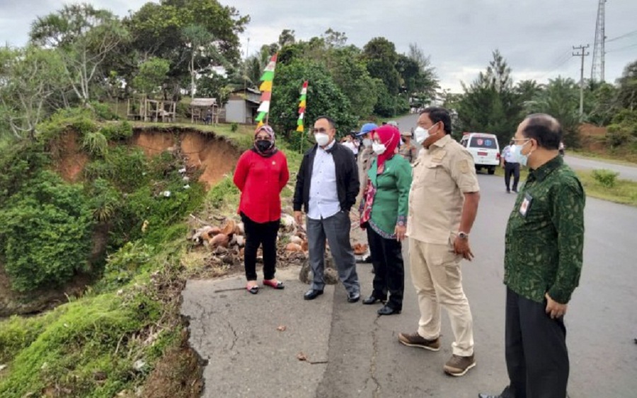 Komisi V DPR RI meninjau lokasi abrasi di abrasi di Desa Tebing Kandang, Kecamatan Air Napal, Bengkulu Utara. (Foto: Istimewa/sf)