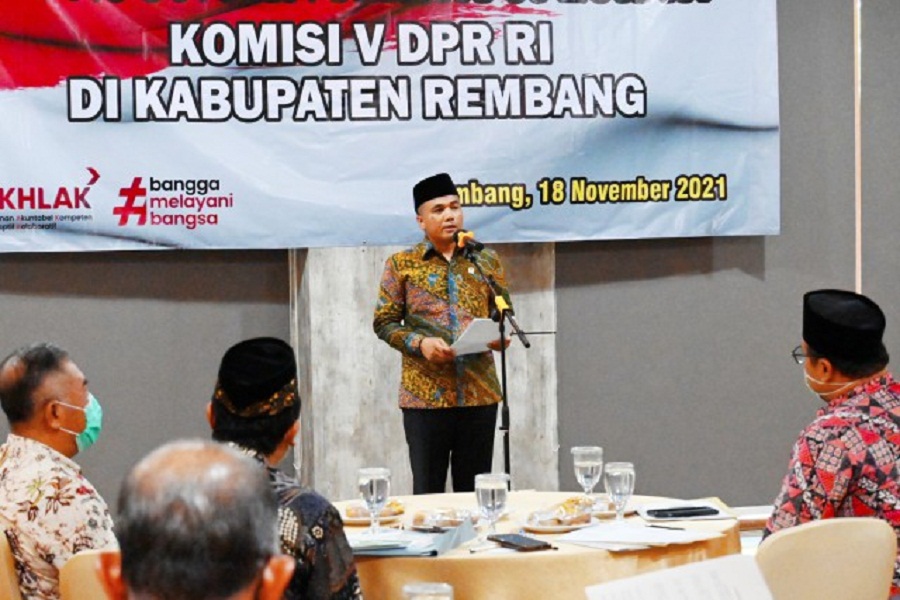 Wakil Ketua Komisi V DPR RI Muhamad Arwani Thomafi saat memimpin pertemuan Tim Kunjungan Kerja Spesifik Komisi V DPR RI dengan Bupati Rembang serta jajaran Satuan Kerja Perangkat Daerah (SKPD) Kabupaten Rembang, di Rembang, Jawa Tengah, Kamis (18/11/2021). (Foto: Prima/Man)