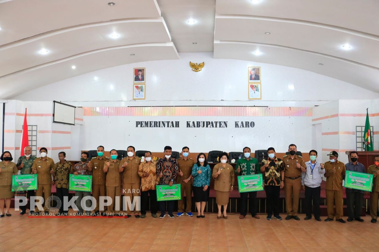 Bupati Karo Cory S Sebayang menyerahkan hadiah Lomba Desa Terbersih Tingkat Kabupaten Karo Tahun 2021 di Aula Kantor Bupati Karo. (Foto: Prokopim Karo)