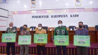 Penyerahan bantuan pengembangan usaha BUMDes 2021 dalam bentuk penyertaan modal dari Kementerian Desa, Pembangunan Daerah Tertinggal dan Transmigrasi kepada lima BUMDes di Kabupaten Karo. (Foto: Prokopim Karo)