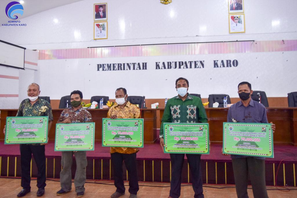 Penyerahan bantuan pengembangan usaha BUMDes 2021 dalam bentuk penyertaan modal dari Kementerian Desa, Pembangunan Daerah Tertinggal dan Transmigrasi kepada lima BUMDes di Kabupaten Karo. (Foto: Prokopim Karo)