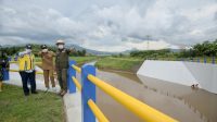 Gubernur Jawa Barat Ridwan Kamil meninjau Sodetan Cisangkuy yang dibangun Kementerian PUPR sebagai salah satu infrastruktur pengendali banjir Bandung selatan. (Foto: Hms Jabar)