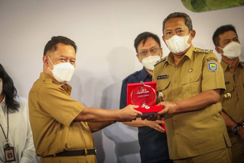 Wakil Wali Kota Bandung Yana Mulyana mengikuti rapat Asistensi Peningkatan Perencanaan Pengelolaan Sampah Terpadu Melalui Program ISWMP dan Penandatanganan Komitmen Bersama dan Rencana Aksi Pemerintah Daerah Terpilih di Hotel Holiday Inn Bandung. (Foto: Hms Bandung)