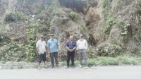 Pemerintahan Desa Ajijulu mendampingi Kepala Dinas Perkim Kabupaten Karo Paksa Tarigan saat meninjau lokasi tebing yang longsor di Desa Ajijulu. (Foto: Tekwasi)