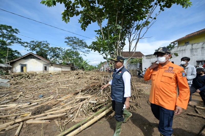 Wakil Gubernur Jawa Barat Uu Ruzhanul Ulum meninjau dan sekaligus menyalurkan bantuan berupa sembako dan perlengkapan domestik kepada warga Kabupaten Garut yang terdampak bencana banjir bandang. (Foto: Humas Jabar)