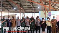 Waka Polda Sumut Brigjen. Pol. Dr. H. Dadang Hartanto, S.H., S.I.K., M.Si bersama Bupati Karo Cory Sriwaty Sebayang mengunjungi Tempat Pemungutan Suara (TPS) di Desa Lingga dan Desa Batu Karang. (Foto: Prokopim Karo)