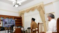 Gubernur Jawa Barat Ridwan Kamil didampingi Sekretaris Daerah Jabar Setiawan Wangsaatmaja mengikuti rangkaian penyerahan DIPA dan TKDD Tahun Anggaran 2022 secara virtual dari Gedung Pakuan, Kota Bandung. (Foto: Hms Jabar)
