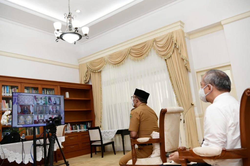 Gubernur Jawa Barat Ridwan Kamil didampingi Sekretaris Daerah Jabar Setiawan Wangsaatmaja mengikuti rangkaian penyerahan DIPA dan TKDD Tahun Anggaran 2022 secara virtual dari Gedung Pakuan, Kota Bandung. (Foto: Hms Jabar)