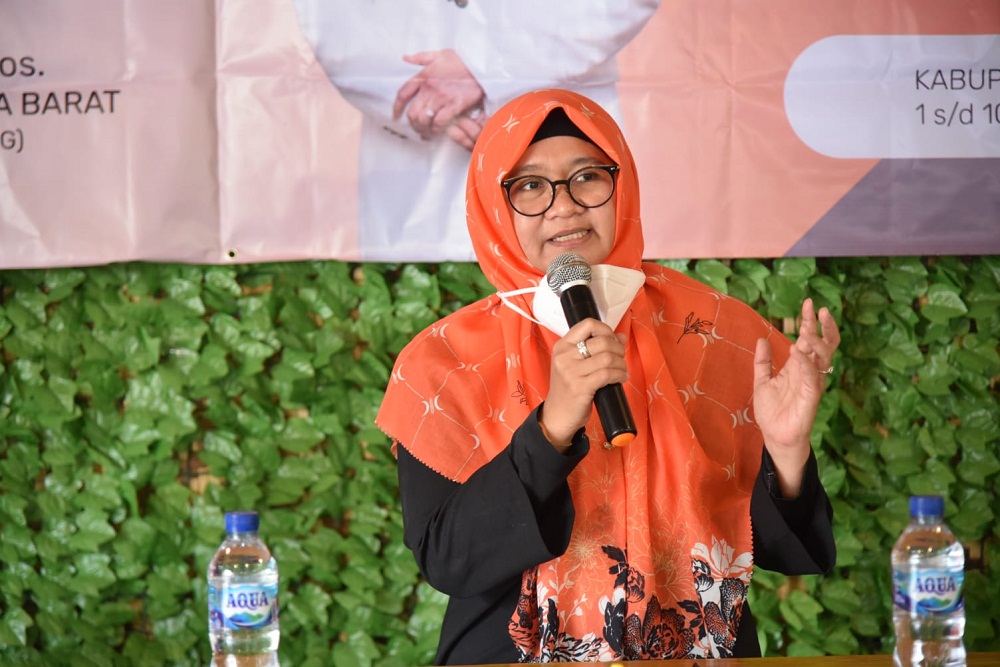 Anggota Komisi II DPRD Provinsi Jawa Barat Hj Sari Sundari SSos melaksanakan Reses I Tahun Sidang 2021 -2022 di Pondok Winagung Hotel Jl. Raya Ciwidey, Kabupaten Bandung, Rabu (1/12/2021 ). (Foto: Humas DPRD Jabar)