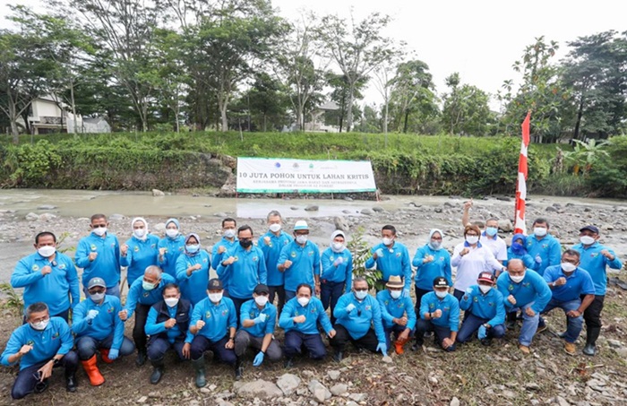 Gubernur Jawa Barat Ridwan Kamil bersama bupati/wali kota se-Jabar kompak menanam 10 juta bibit pohon di sejumlah lahan kritis. (Foto: Humas Bandung)