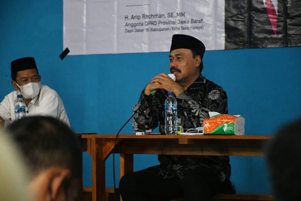 Anggota DPRD Jawa Barat H Arip Rachman SE MM melaksanakan kegiatan Reses I Masa Sidang 2021 - 2022 di GOR Desa Salebu, Kecamatan Mangunreja, Kabupaten Tasikmalaya (Foto: Tim Dapil XV)