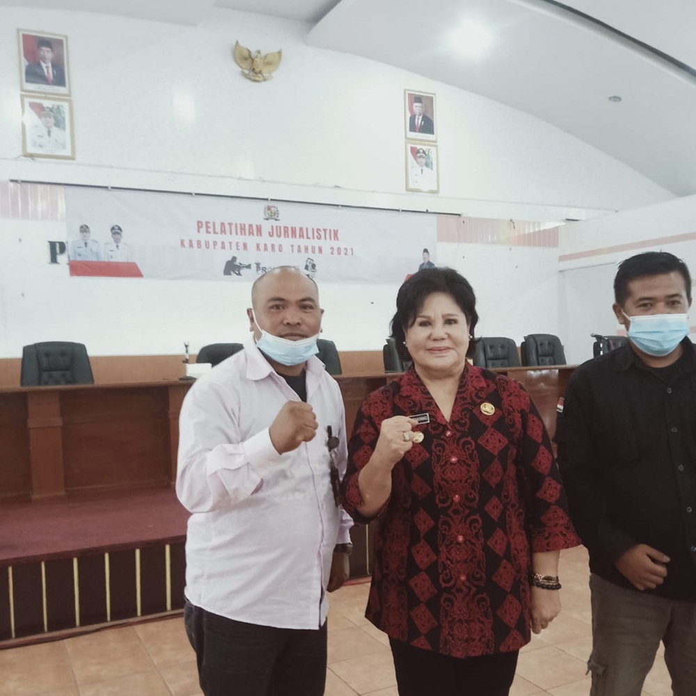 Bupati Karo Cory Sriwati Sebayang berfoto bersama peserta Pelatihan Jurnalistik yang dilaksanakan Bagian Protokol dan Komunikasi Pimpinan Setda Kabupaten Karo. (Foto: Tekwasi)