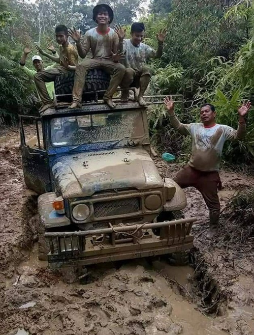 Kondisi infrastruktur jalan Liang Melas Datas, Kabupaten Karo yang berlumpur menyulitkan transportasi. (Foto: Istimewa)