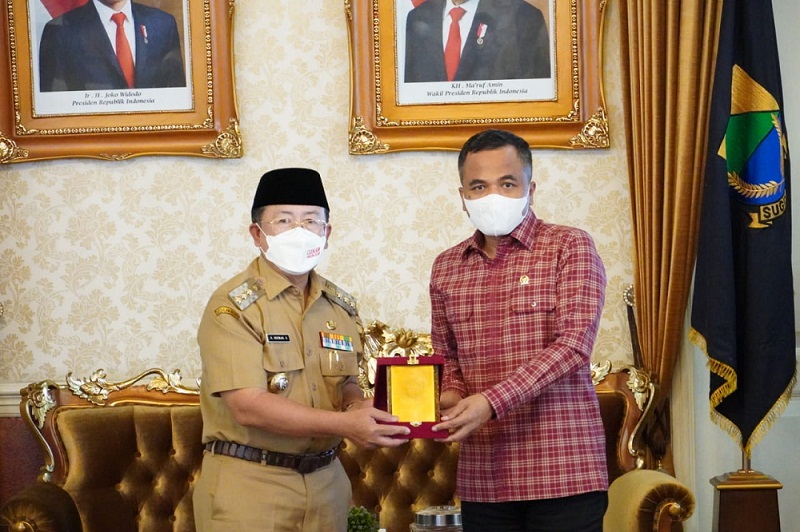 Bupati Cianjur H Herman Suherman menerima kunjungan kerja spesifik Komisi V DPR RI dalam rangka mendukung percepatan pembangunan infrastruktur di Garuda Pendopo Cianjur. (Foto: Diskominfsantik)