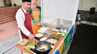2412 BDG - Gubernur Ridwan Kamil Unjuk Kebolehan Masak Jengkol Sambal Hijau Gubernur Jawa Barat Ridwan Kamil didampingi Atalia Praratya Ridwan Kamil memasak jengkol dengan sambal lado hijau. (Foto: Humas Jabar)