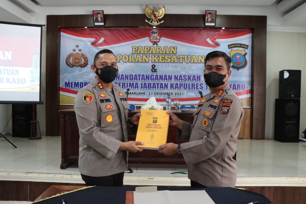 Acara pisah sambut dan serah terima jabatan (Sertijab) Kapolres Tanah Karo dari AKBP Yustinus Setyo SH SIK kepada AKBP Ronny Nicolas Sidabutar SH SIK MH berlangsung dengan penuh rasa haru. (Foto: Istimewa)