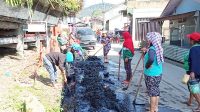 Pemerintah Desa Sempa Jaya bersama masyarakat melaksanakan normalisasi saluran dranaise, Senin (27/12/2021). (Foto: Tekwasi)