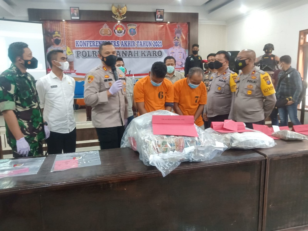 Polres Tanah Karo menggelar acara konferensi pers akhir tahun 2021 yang dipimpin Kapolres Tanah Karo AKBP Ronny Nicolas Sidabutar SH SIK MH dan dihadiri Dandim 0205 Tanah Karo Letkol Kav Yuli Eko Hadianto SSos serta Wakil Bupati Karo Theopilus Ginting. (Foto: Istimewa)