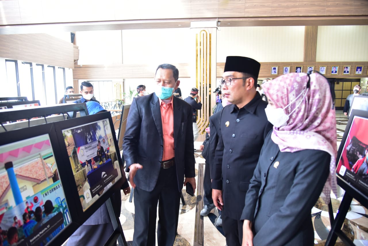 Pimpinan dan Anggota DPRD Jabar bersama Gubernur Jabar M. Ridwan Kamil saat meninjau pameran foto kegiatan reses yang bertempat di Lobby Ruang Paripurna DPRD Jabar (Foto : Zulkifli Reza/Humas DPRD Jabar)