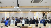 0401 bdg - Presidium Tasela Inginkan Pemekaran Tasikmalaya Selatan 3 Wakil Ketua DPRD Jawa Barat H Oleh Soleh SH serta Pimpinan dan Anggota Komisi I DPRD Provinsi Jawa Barat menerima aspirasi dari Presedium Tasela terkait usulan daerah otonomi baru Tasikmalaya selatan, Selasa (4/1/2022). (Foto: Angga & Ariez/Humas DPRD Jabar)