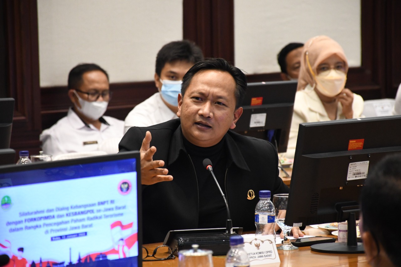 Ketua Komisi I DPRD Provinsi Jawa Barat Bedi Budiman menghadiri dan mengapresiasi kegiatan “Dialog Kebangsaan Dengan Forkompinda Provinsi Jawa Barat Dalam Rangka Pencegahan Paham Radikal Terorisme di Provinsi Jawa Barat”. (Foto: Hms DPRD Jabar)