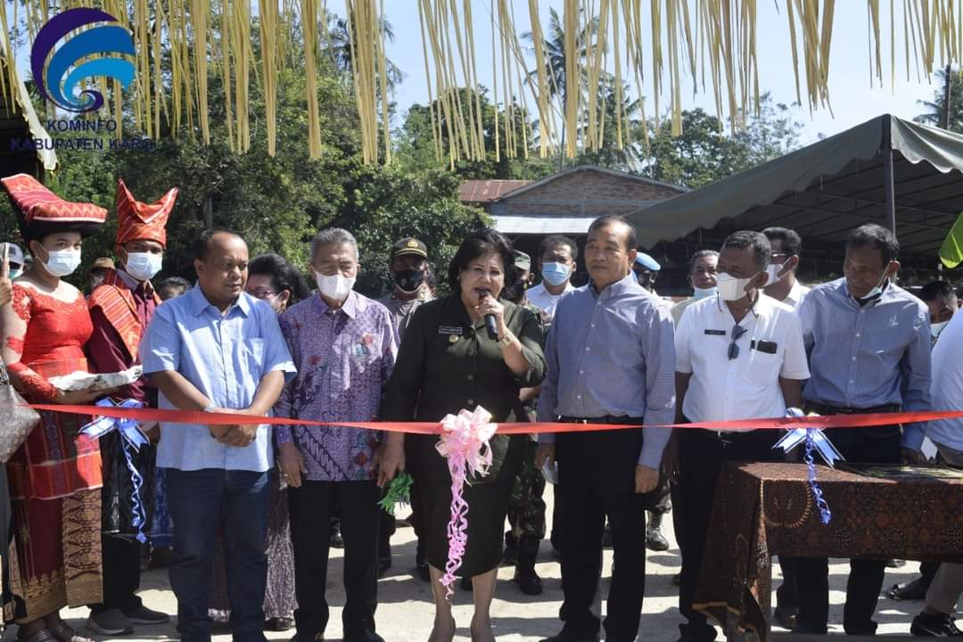 Bupati Karo Cory S Sebayang meresmikan Jembatan Lau Tir Desa Gunung di Kecamatan Tigabinanga, Kabupaten Karo, Sumatera Utara, Rabu (12/01/2022). (Foto: Diskominfo Karo)