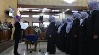 Ketua Kaukus Perempuan Parlemen Provinsi Jawa Barat Ineu Purwadewi Sundari melantik dan mengukuhkan kepengurusan KPP Kabupaten Sumedang di Ruang Rapat Paripurna DPRD Kabupaten Sumedang, Sabtu (15/1/2022). (Foto: Hms DPRD Jabar)
